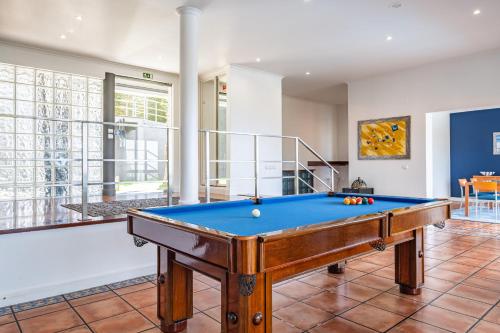 a pool table in the middle of a room at Vila Crerital - By Wehost in São Gonçalo
