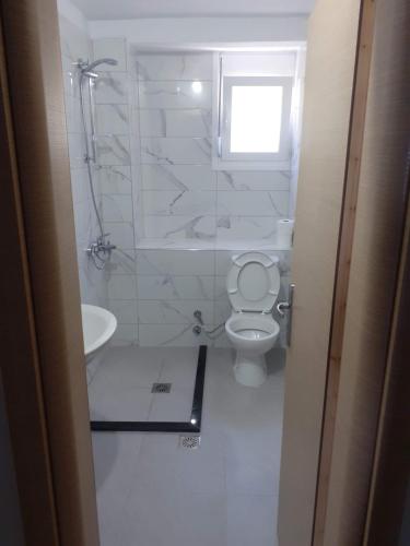 biała łazienka z toaletą i umywalką w obiekcie Angels apartment w mieście Lukova