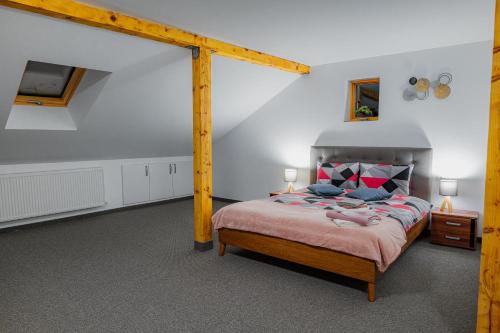 - une chambre avec un grand lit et un cadre en bois dans l'établissement The Dom 21, à Cluj-Napoca