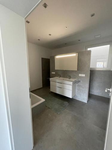 La salle de bains est pourvue d'un lavabo et d'une baignoire. dans l'établissement Traumblick Vallendar 2.0, à Vallendar