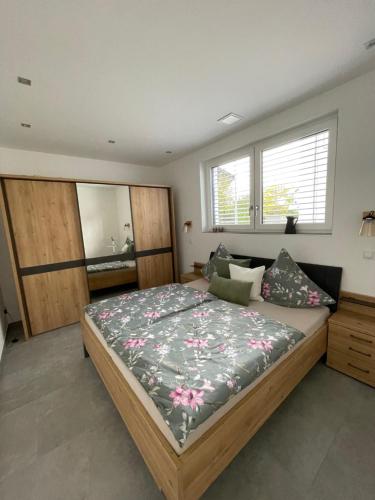 - une chambre avec un grand lit fleuri dans l'établissement Traumblick Vallendar 2.0, à Vallendar