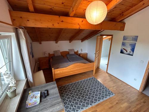 1 dormitorio con 1 cama en una habitación con techos de madera en Casa Boebelle 3 km von der Therme Bükfürdö, en Bük