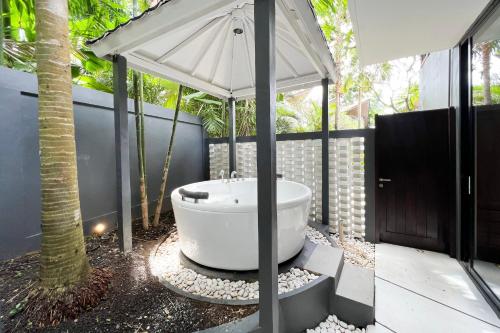 Κήπος έξω από το MANA Villas Nusa Dua