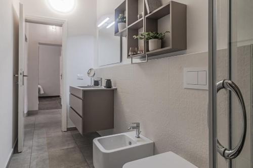 a bathroom with a toilet and a sink and a shower at [5 min Historic Center] Luxury White Lotus Mansion in Como