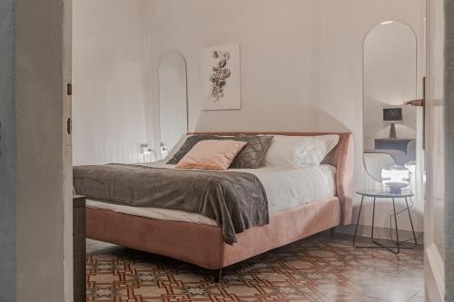 a bedroom with a bed and a table with a lamp at [5 min Historic Center] Luxury White Lotus Mansion in Como