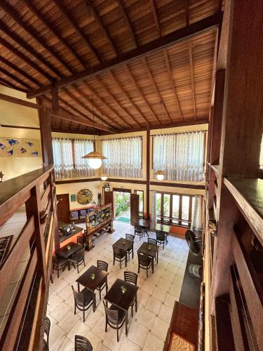 an overhead view of a living room with tables and chairs at Recanto Verde Praia Hotel Juquehy in Juquei