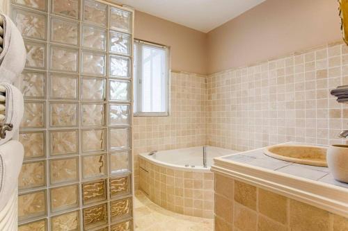 y baño con bañera, lavamanos y bañera. en La Villa du Figuier Deauville quartier de l'église en Deauville