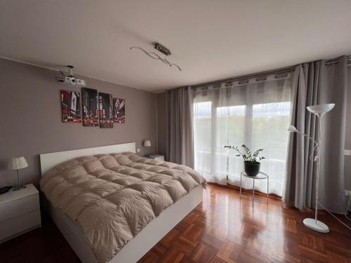 Un dormitorio con una cama grande y una ventana en VILLA TOMILLARES, en Los Tomillares