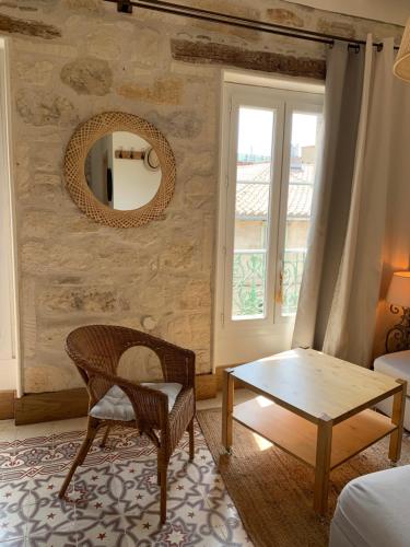 - un salon avec une table et un miroir dans l'établissement CasaBell Appartement atypique vintage, à Avignon