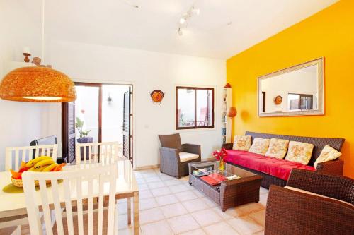 A seating area at Casa Dos Angeles - Charming Retreat 2 Bedrooms