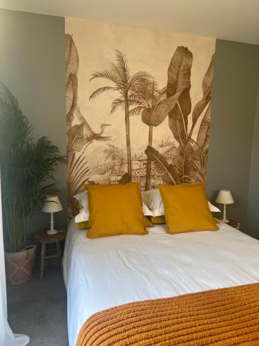 een slaapkamer met een bed met twee gele kussens bij Le Best à Cassis,Top emplacement,Parking,double balcon in Cassis