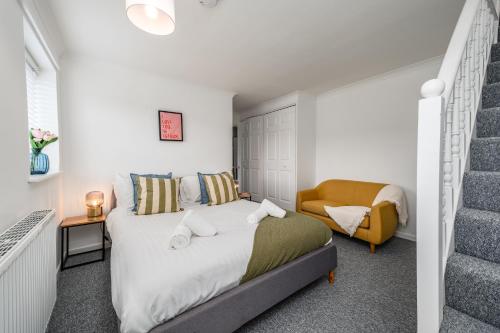 Tempat tidur dalam kamar di Stylish North Cambridge 4 bed House