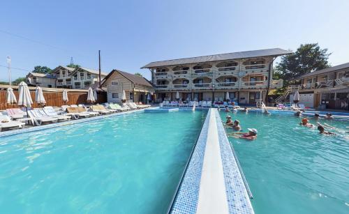 - une piscine avec des personnes dans l'eau d'un hôtel dans l'établissement Соляний Кристал, à Solotvyno