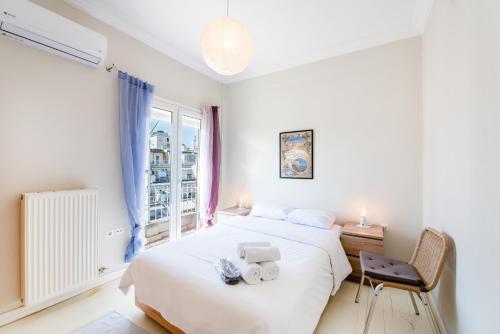 1 dormitorio con 1 cama, 1 silla y 1 ventana en #Penelope by halu! apartments en Tesalónica