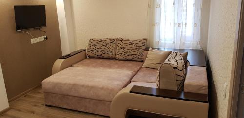 un piccolo soggiorno con divano e tavolo di Hakobyan's Home a Gyumri