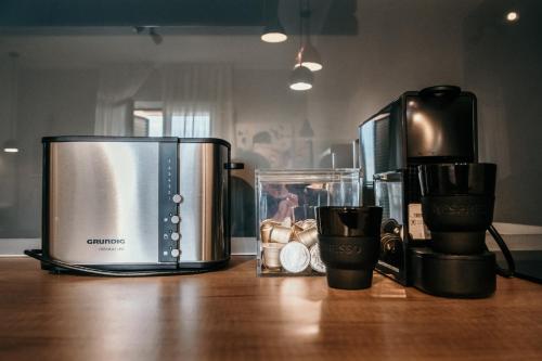 eine Küchentheke mit Kaffeemaschine und Toaster in der Unterkunft Studio Stylish in Vodice