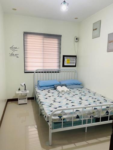 a bedroom with a bed in a room at D’Waldz Villa 2 Tagaytay in Tagaytay