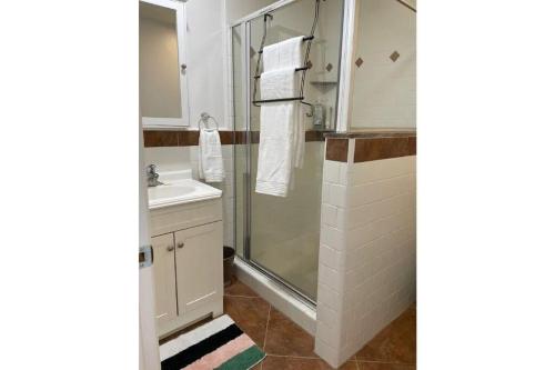 uma casa de banho com um chuveiro e um lavatório. em Raymond Haven Ranch bass lake Yosemite em Raymond