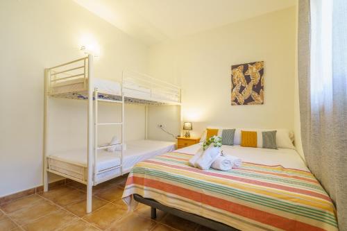 um quarto com uma cama e um beliche em Villa Denis Lux, Gran zona Exterior con Piscina em Lloret de Mar