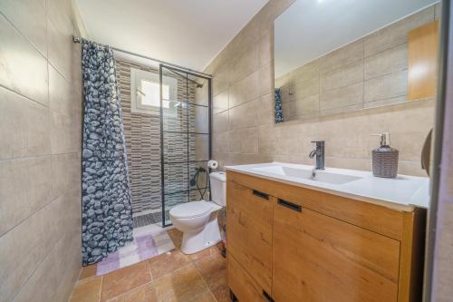 uma casa de banho com um lavatório e um WC em Villa Denis Lux, Gran zona Exterior con Piscina em Lloret de Mar