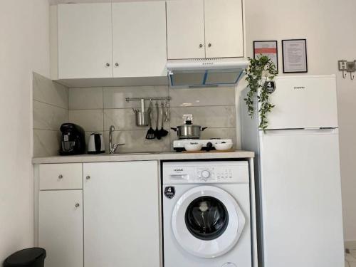 Stylish Apartment, Steps from the Beach - El Greco Apartments No 10