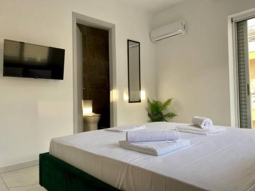 Stylish Apartment, Steps from the Beach - El Greco Apartments No 10