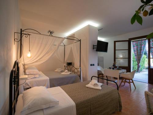 Habitación de hotel con 2 camas y escritorio en Locanda dei Sette Limoni en Vada