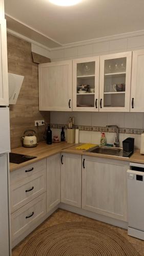 een keuken met witte kasten en witte apparaten bij Karina Apartaments in Torrevieja
