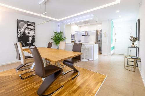 マルベーリャにあるFantastic Apartment Great Locationの木製のテーブルと椅子のあるダイニングルーム