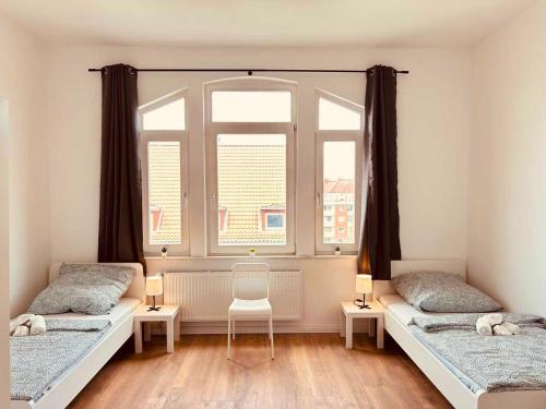 1 Schlafzimmer mit 2 Betten und einem Fenster in der Unterkunft Work & Stay with balcony in Bremerhaven in Bremerhaven