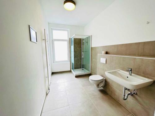 La salle de bains est pourvue d'un lavabo et de toilettes. dans l'établissement Work & Stay with balcony in Bremerhaven, à Bremerhaven