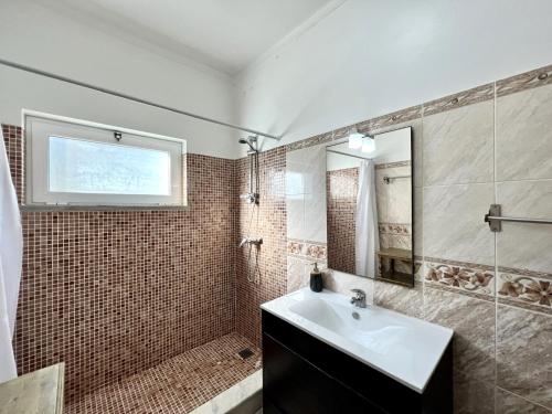 y baño con lavabo y espejo. en Tavira Vila Formosa 3 With Pool by Homing en Tavira
