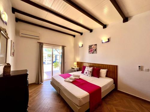 um quarto com uma cama grande num quarto em Tavira Vila Formosa 4 With Pool by Homing em Tavira