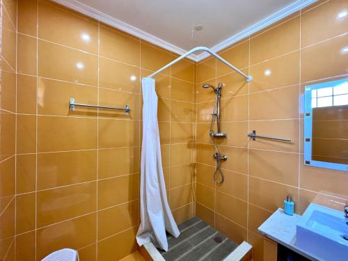 uma casa de banho com chuveiro e cortina de chuveiro em Tavira Vila Formosa 4 With Pool by Homing em Tavira