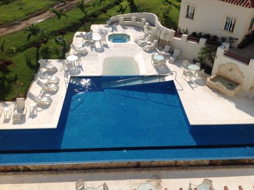 an overhead view of a swimming pool with lounge chairs and a swimming pool at Mansiones Cruz del Mar Huatulco in Santa Cruz Huatulco