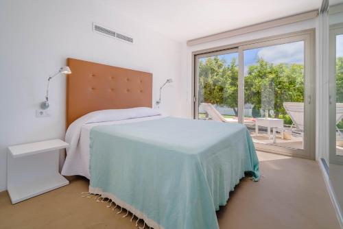 Posteľ alebo postele v izbe v ubytovaní Villa Panoramique Javea by Rock Rentals