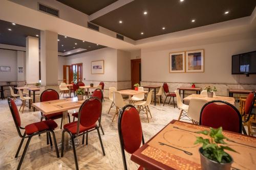 un restaurante con mesas y sillas en una habitación en YIT Conquista de Toledo, en Toledo