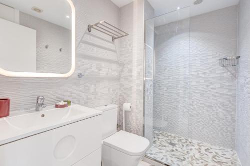 美洲海灘的住宿－Torres del Sol 1A301，白色的浴室设有卫生间和淋浴。
