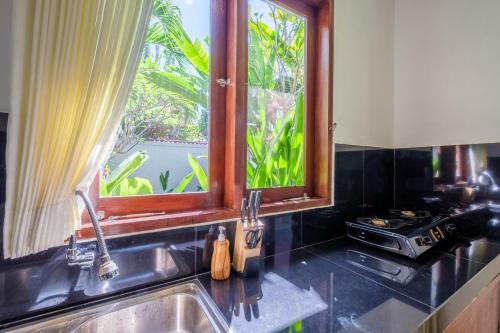 Η κουζίνα ή μικρή κουζίνα στο The R Villa Sinabung - comfort near the beach