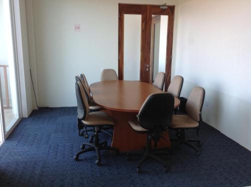 a conference room with a wooden table and chairs at Mansiones Cruz del Mar Huatulco in Santa Cruz Huatulco