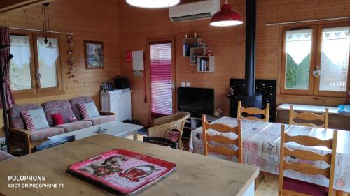 Televisyen dan/atau pusat hiburan di Chalet vue sur lac