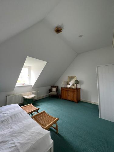 a attic room with a bed and a desk at Schloss Rössing - Messezimmer in historischem Ambiente in Nordstemmen
