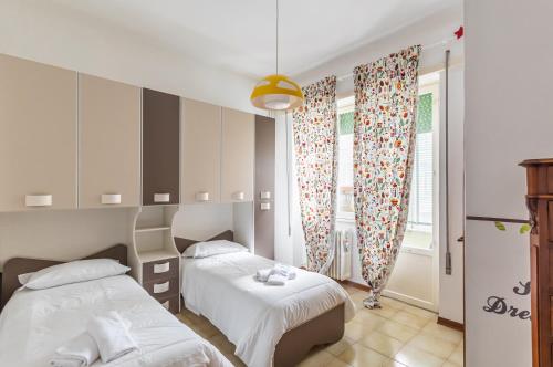 1 Schlafzimmer mit 2 Betten und einem Fenster in der Unterkunft Mestre Altamarea Apartment in Mestre