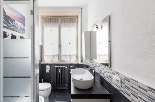 a bathroom with a toilet and a tub and a sink at Mestre Altamarea Apartment in Mestre