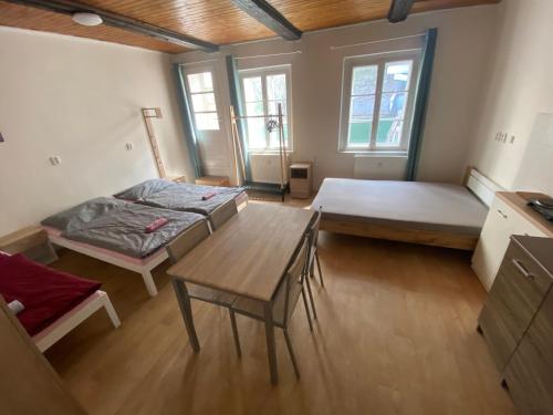 um quarto com uma cama, uma mesa e cadeiras em Old Town Apartments S12 em Olomouc