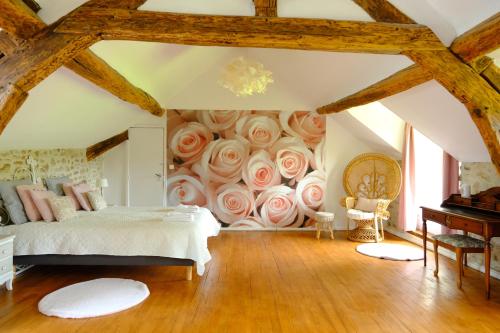 1 dormitorio con un mural de rosas en la pared en LE MOULIN DE TANQUEUX, en Cerny