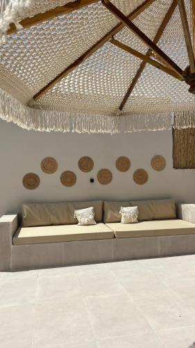 Qash Villas في أريحا: أريكة كبيرة في غرفة مع سقف