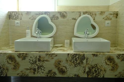 een badkamer met 2 wastafels en 2 spiegels bij LE MOULIN DE TANQUEUX in Cerny