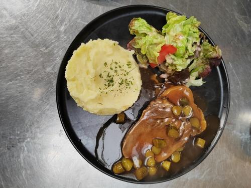 un plato de comida con frijoles y patatas y una ensalada en contact hôtel Le Temps Perdu en Le Bois de Cise