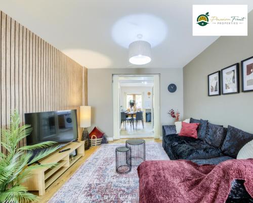 Gallery image of Low Rate - 3 Bedroom House, Sleeps 5, Near Coventry College & Warwickshire Hospital, With Unli Wi-Fi, Driveway Parking and Garden - 22DSC in Coventry